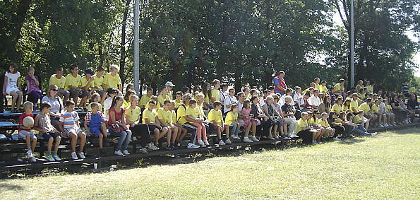 Svi učesnici na igralištu Osnovne škole Čeminac