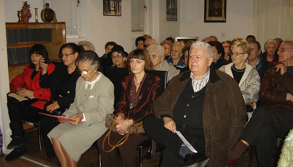Publika na otvaranju izložbe slika