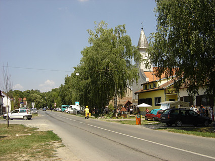 Tenja, Ulica svete Ane s katoličkom crkvom