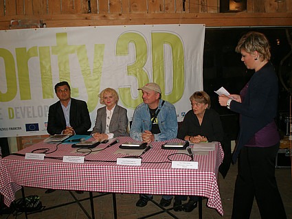 'Oazina' direktorica Vesna Nedić (sjedi desno) na okruglom stolu u Novom Sadu