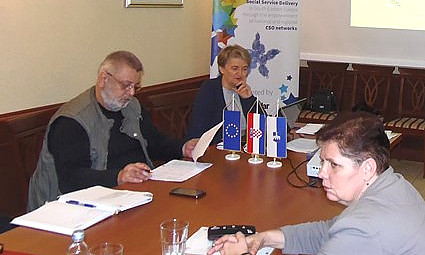 Vesna Nedić (u sredini) prezentira 'Oazin' miniprojekt