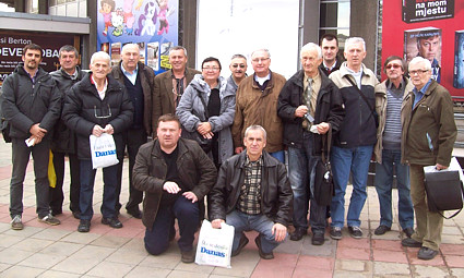 Enigmatičari (prva grupa) pred Halom 1 Beogradskog sajma
