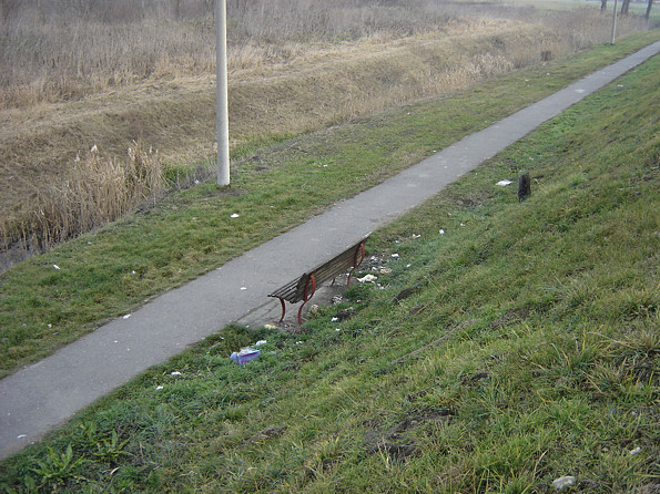 Pogled sa željezničke pruge na šetnicu (i smeće)