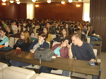 Brojna publika, uglavnom srednjoškolci
