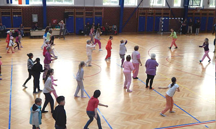 ...i s kravatom oko vrata