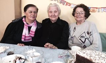 Gerontodomaćica Ana, baka Etelka i bakina prijateljica