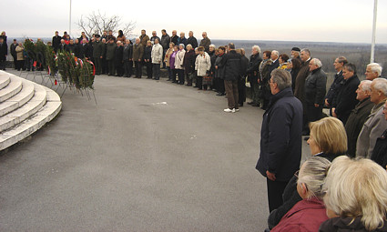 Polaganje vijenaca na Spomenik Crvenoj armiji u Batini
