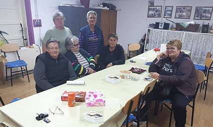 Zdenka i Lena (stoje), Anica, Slavka, Snježana, Danijela
