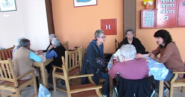 Mirjana Ćosić (prvi stol); Stela Fabijan, Jelisavka Brnjevarac i Stela Stanojević (drugi stol)