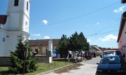 Šatre između bolmanske crkve i Doma kulture