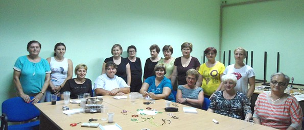 Do Ane Jeličić stoje: Bojana Ninković, Radmila Đekić, Vajka Sarkanjac, Radmila Tovjanin, Miladinka Prodanović, Radmila Stojković, Marica Radočaj, Marina &Scaron;alajić; sjede: Slađana Pandur, Ana Todorović, Zorica Bodlović, Vesna Tatarin, Anica Prodanović i Mira &Scaron;alajić.