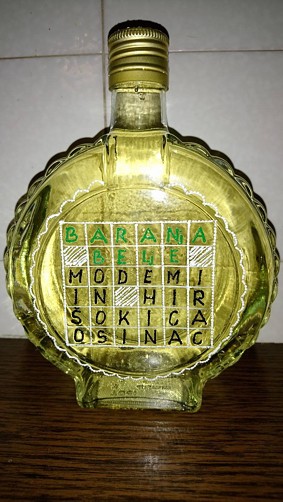 Flaša s domaćom rakijom i - križaljčicom