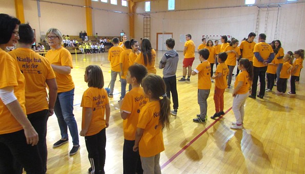 I učenici i učitelji u "Oazinim" majicama