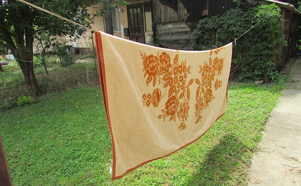 Su&scaron;enje opranog ve&scaron;a u dvori&scaron;tu Dru&scaron;tvenog centra