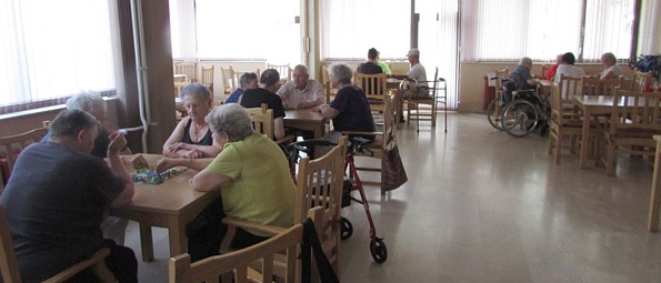 Domski dnevni boravak sa stolovima za dru&scaron;tvene igre