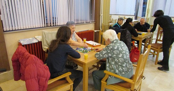 Volonterke Kristina i Dubravka (za drugim stolom)