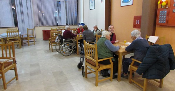 Volonterke Margita (desno) i Mara (za drugim stolom)