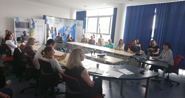 Svi učesnici studijskog putovanja na sastanku u Mariborskoj razvojnoj agenciji (MRA)