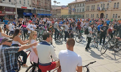 Trg Ante Starčevića prepun biciklista