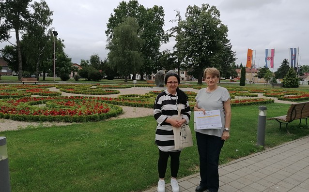 U parku kod Gradske uprave Grada Belišća: Dijana Galošević i Vesna Nedić