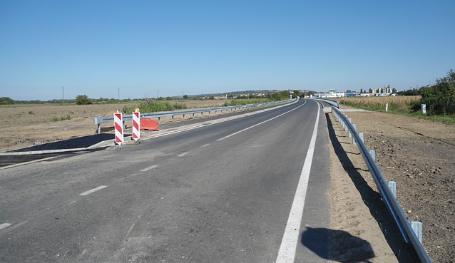 Državna cesta 517 - pogled nakon nadvožnjaka u smjeru Belog Manastira