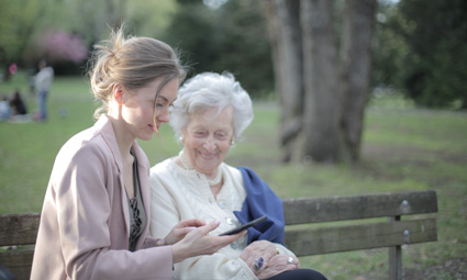 Pomoć starijim osobama potrebna je i oko mobitela