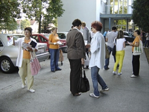 Javna akcija &ndash; dijeljenje letaka srednjo&scaron;kolcima 