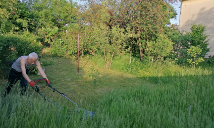 Košnja trave redovan je dio inkluzivnog volontiranja
