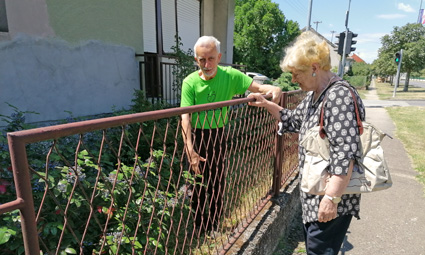 Volonter Jovan druži se i pomaže svojoj starijoj komšinici