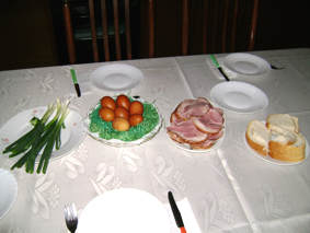 Uskršnji doručak: luk, jaja, kuhana šunka