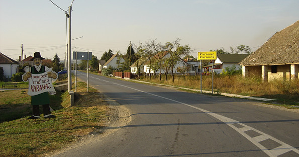 Ulaz u Karanac s državne ceste D212