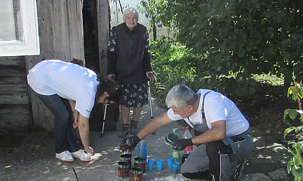 Baka Anica s volonterima u svom dvorištu