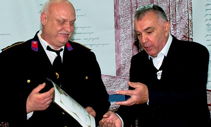 Josip Molnar (DVD Beli Manastir; lijevo) prima orden