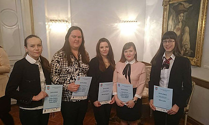 Mila Lečić iz Belog Manastira (desno)