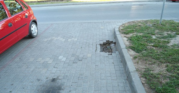 Rupa na parkirali&scaron;tu