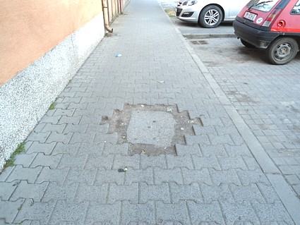 Nezakrpljena rupa na pločniku