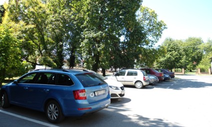 ... svi ćemo radije automobil parkirati u hladovinu, ...