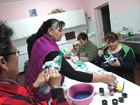 ...i bojaju bojama za svilu