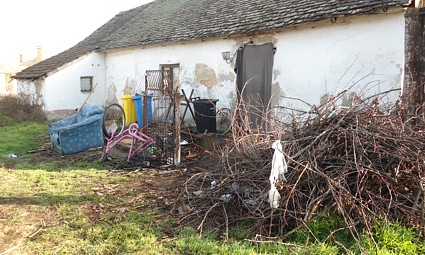 Zapuštena kuća u kojoj živi jedan korisnik toplih obroka