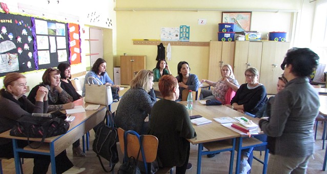 Učiteljica mentorica Sofija Petrović (stoji desno)