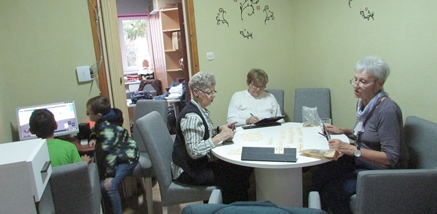 Momčići na internetu, žene za 'okruglim stolom'