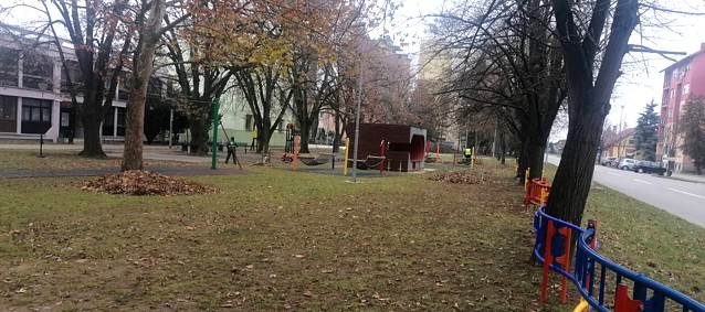 Beli Manastir, južni dio Trga slobode Park i dječje igralište kod Omladinskog doma